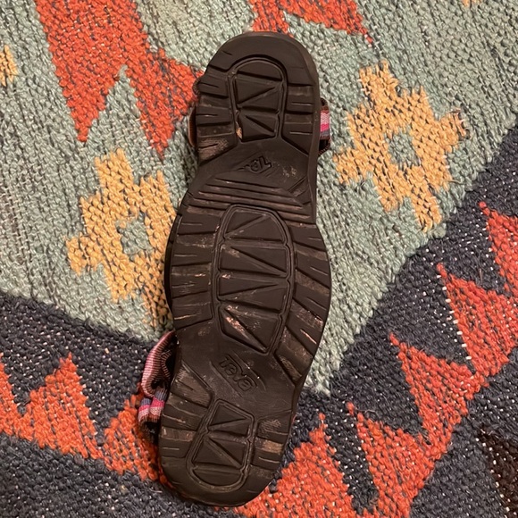 Tevas - Picture 3 of 4